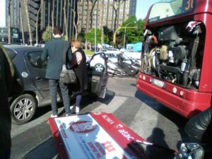 Autobus perde il portellone sulla Cristoforo Colombo