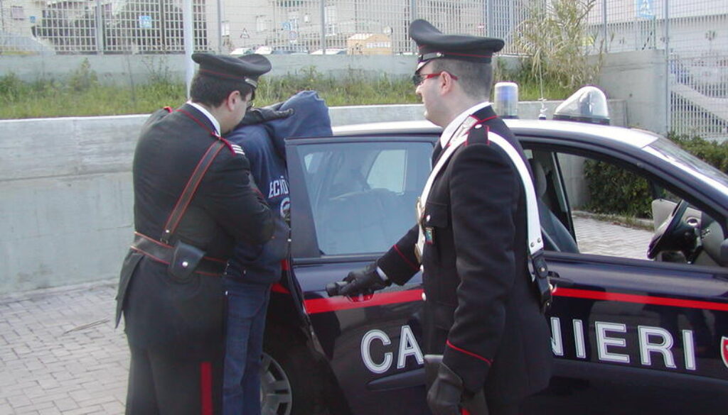 Calci e pugni contro la compagna e il figlio di un anno