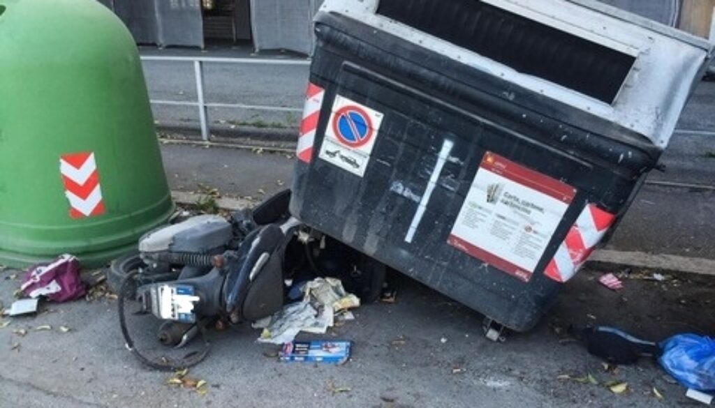 Cassonetto finisce sopra uno scooter