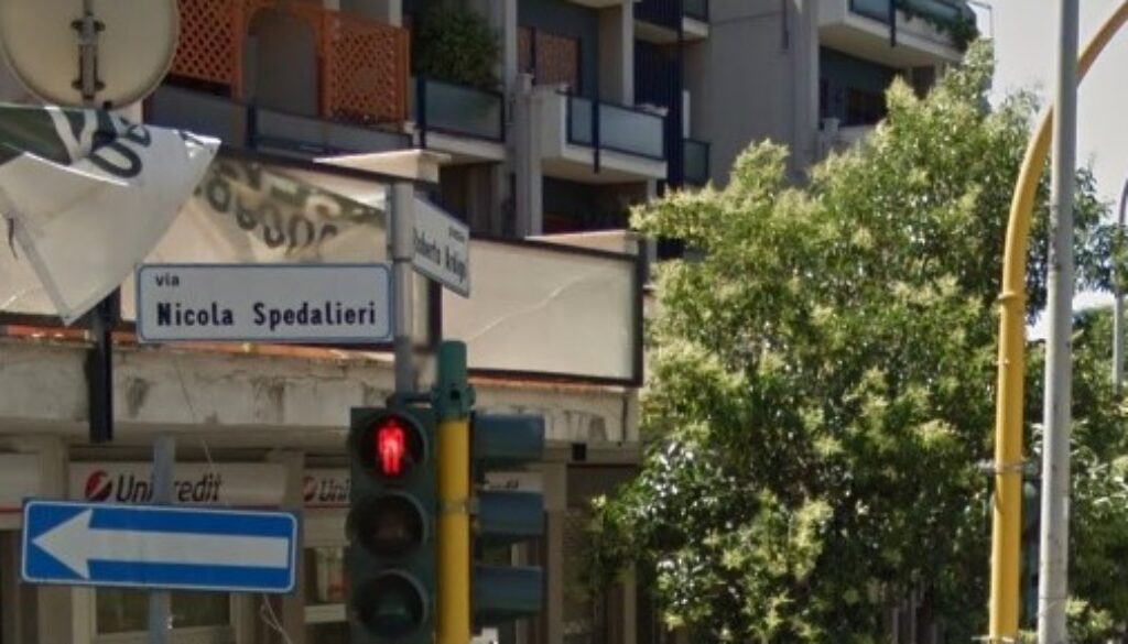 Cibo scaduto e in vendita sul marciapiede