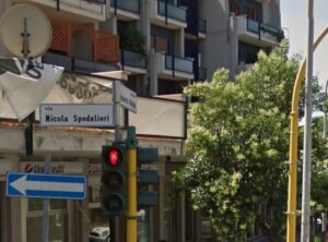 Cibo scaduto e in vendita sul marciapiede