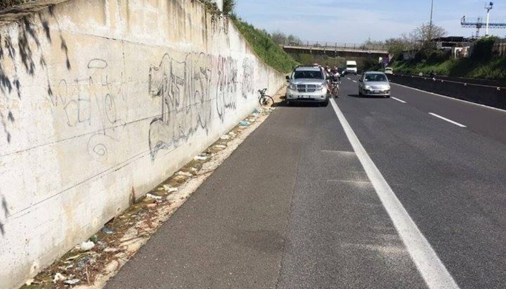 Ciclista travolto da un'auto sull'Aurelia