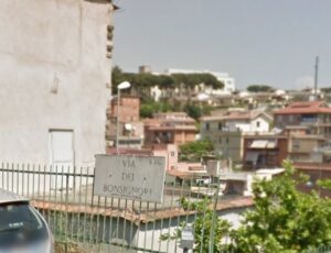 Crollo di un torrino scala in un palazzo alla Pisana