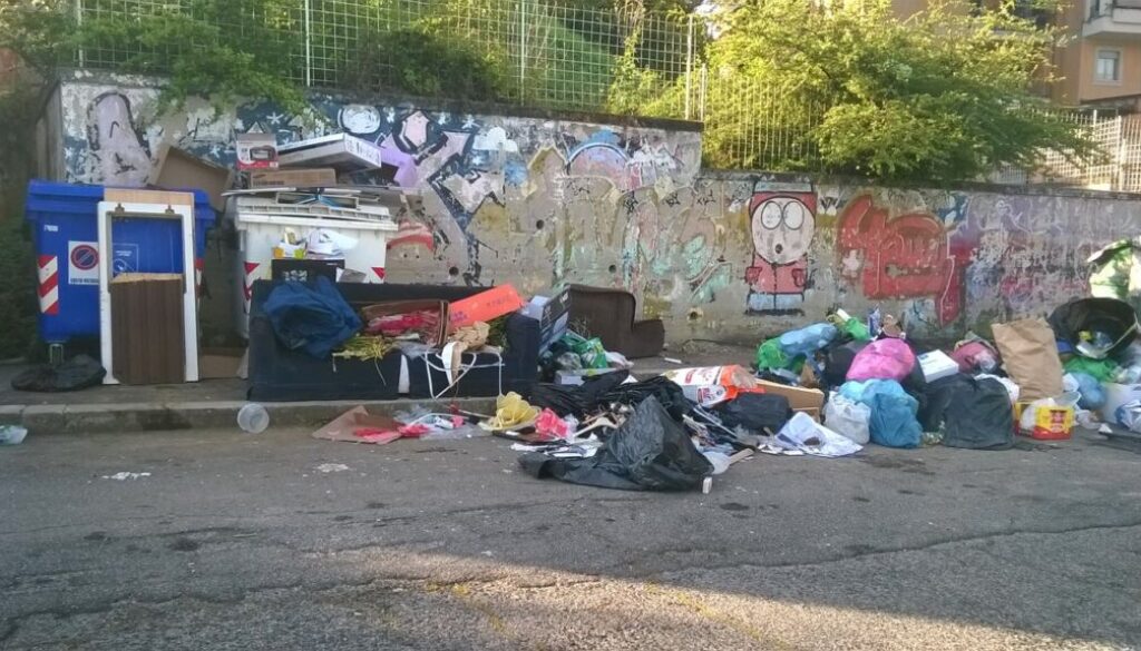Degrado e rifiuti ingombranti a via degli Abeti