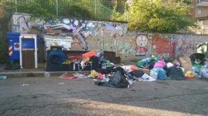 Degrado e rifiuti ingombranti a via degli Abeti