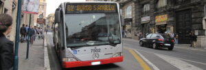 Distrugge il vetro del bus 62