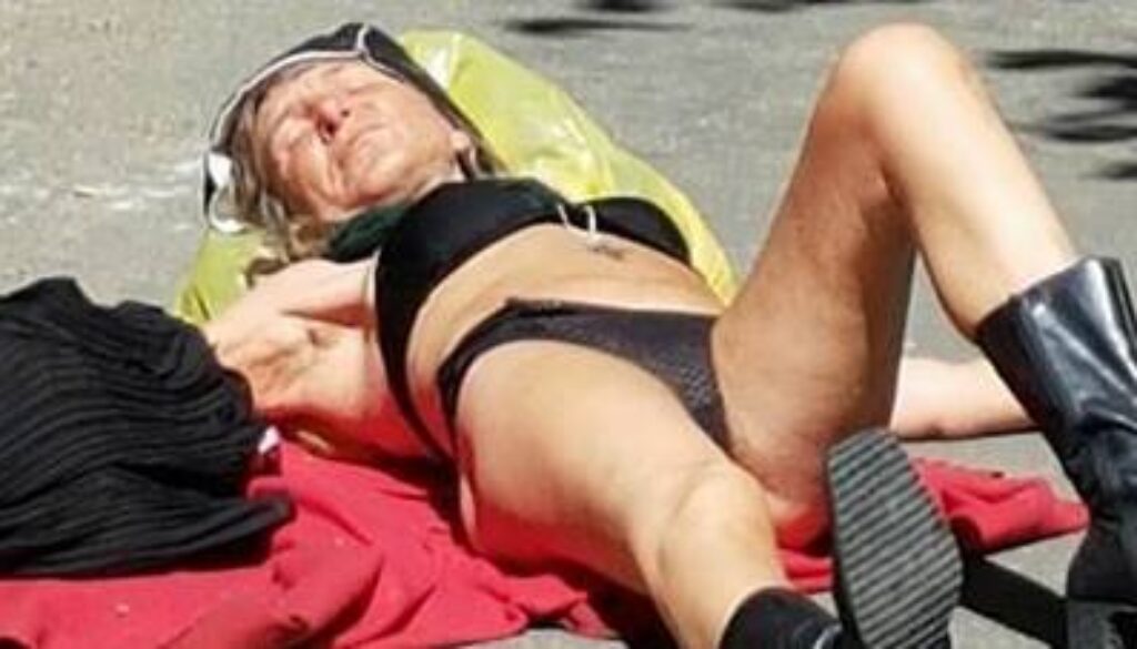 Donna prende il sole a piazza Cavour