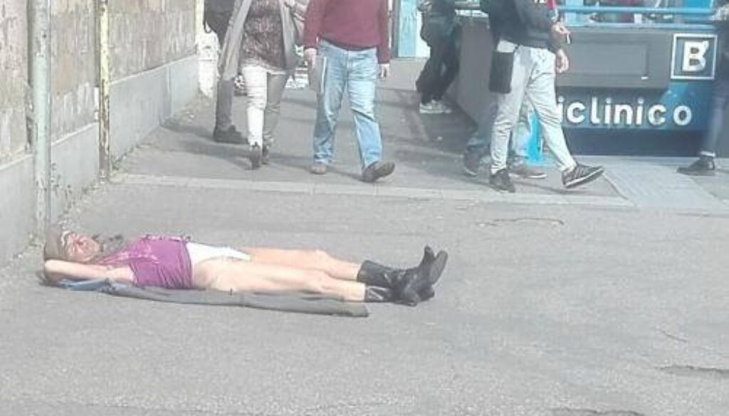 Donna prende il sole davanti alla stazione Policlinico