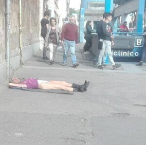 Donna prende il sole davanti alla stazione Policlinico
