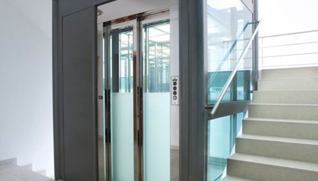 Droga e munizioni in un ascensore condominiale
