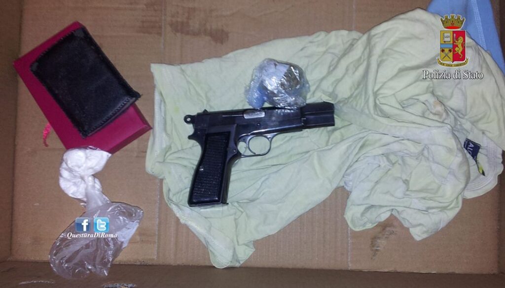 Droga e una pistola in un seminterrato a Val Melaina
