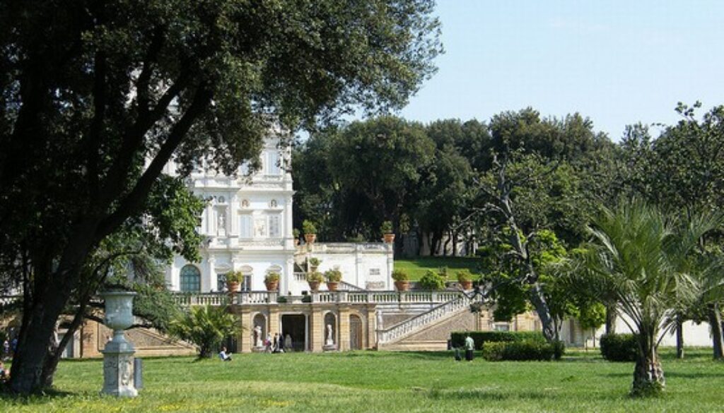 Entra nel parco di Villa Pamphili e scompare