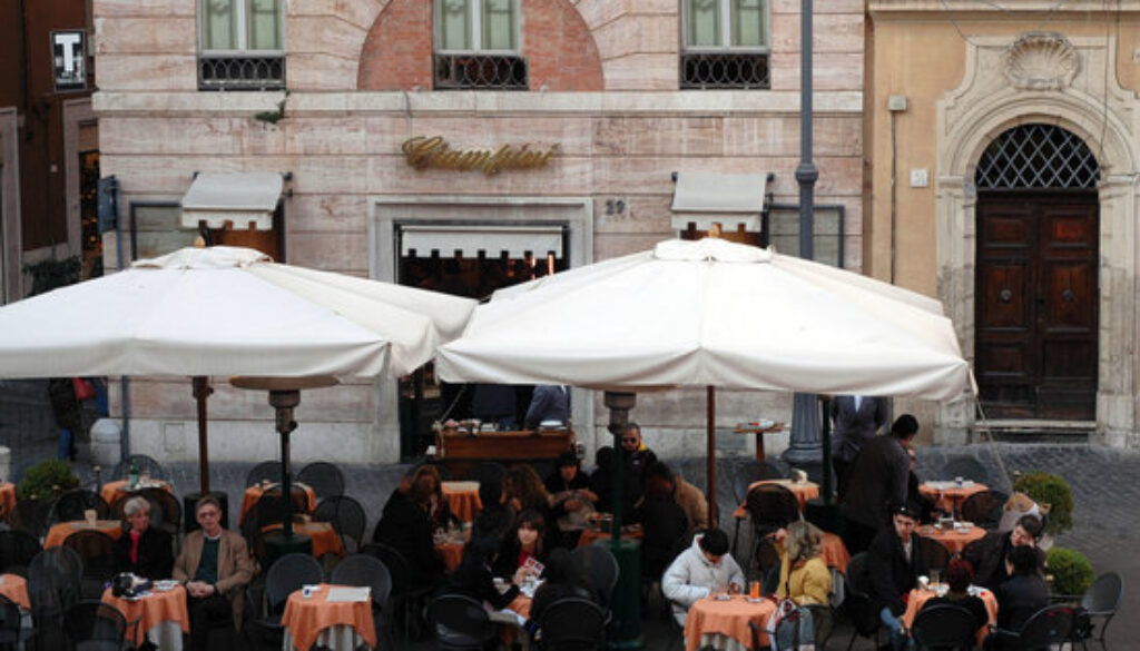 Esplosione in un bar vicino via del Corso