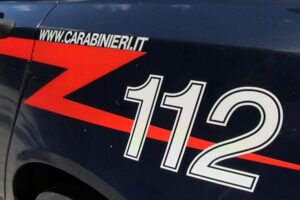 Evade dai domiciliari e rapina ex compagno di scuola