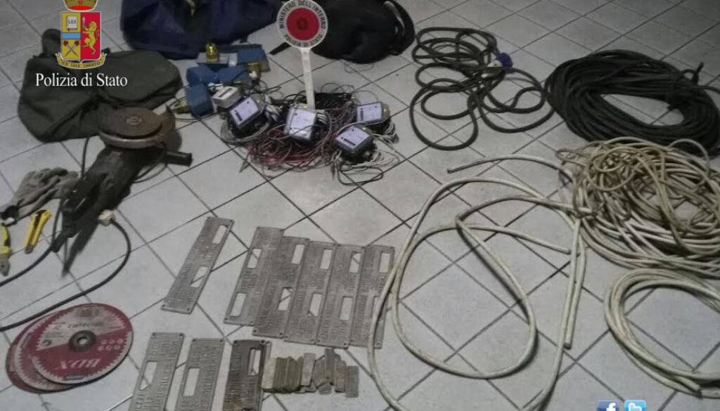 Forzano una cabina dell'Acea al Torrino