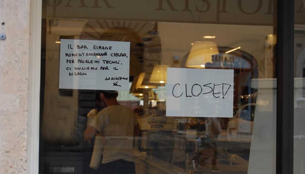 Insetti e sporcizia nei bar e ristoranti di piazza di Spagna