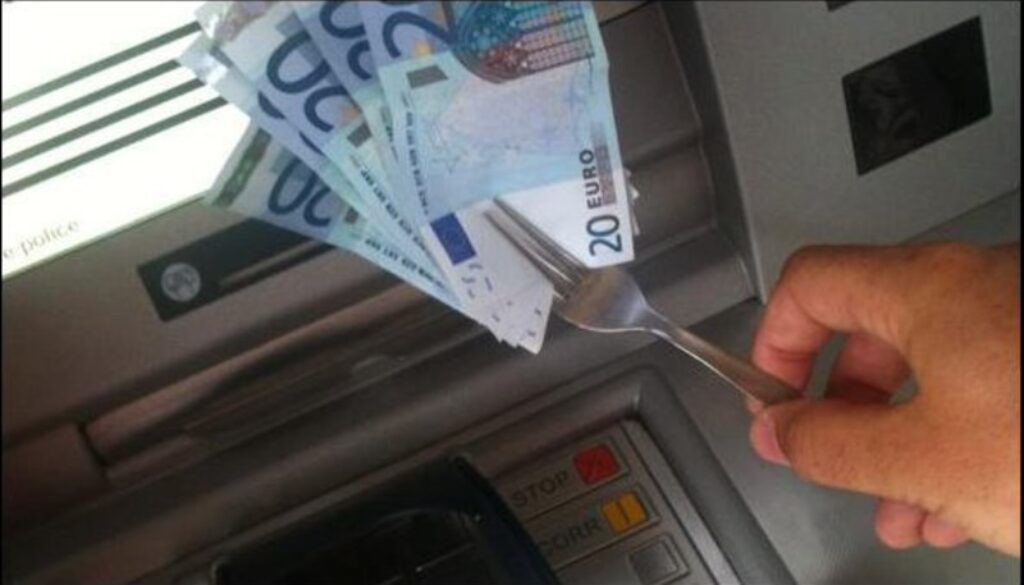 Manomettono bancomat con una forchetta
