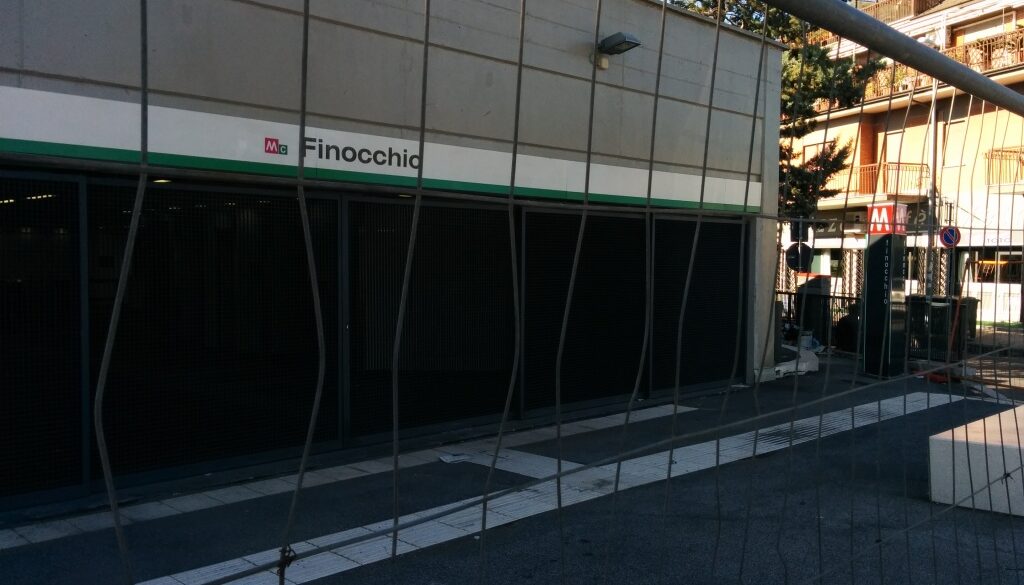 Pacco sospetto alla stazione Finocchio