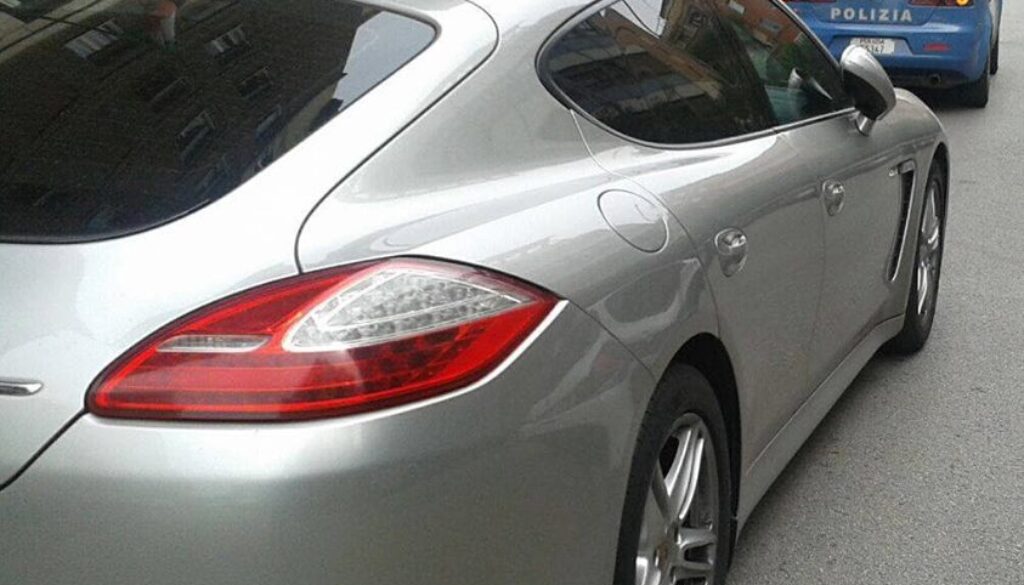 Porsche da 90 mila euro a Villa Glori