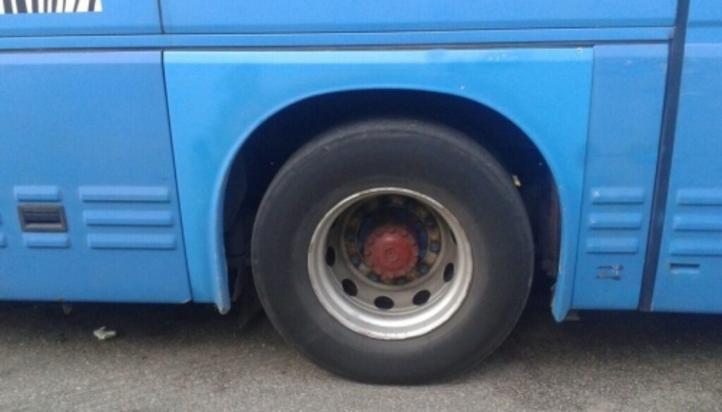 Pullman con gomme lisce a Ciampino