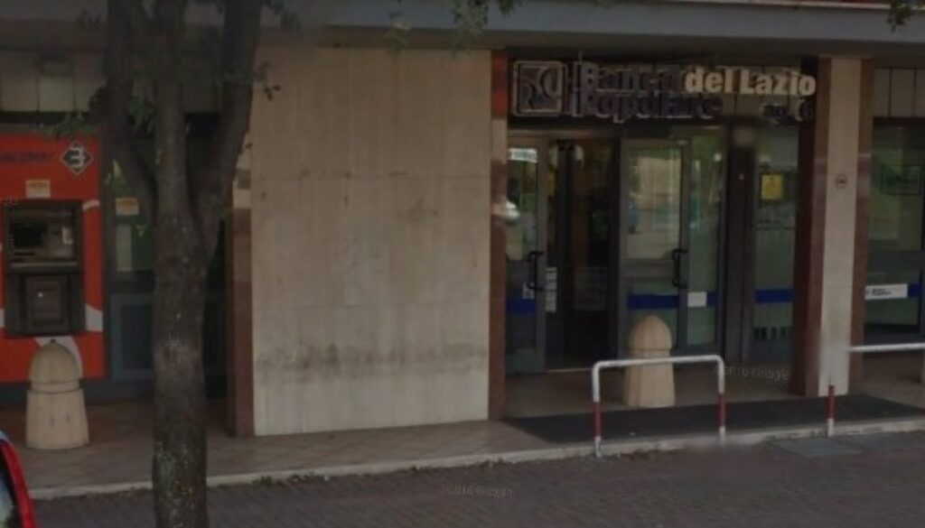 Rapina col carro attrezzi in una banca a La Rustica