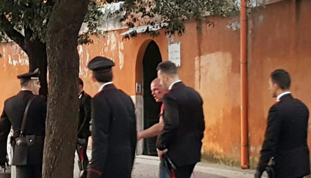 Rissa davanti a una scuola materna a Trastevere