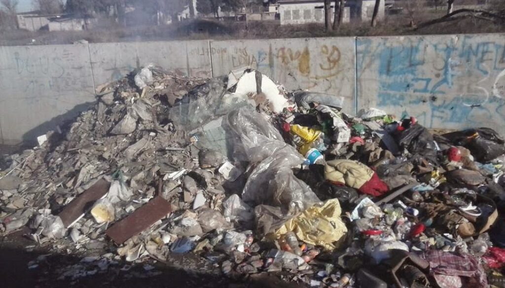 Rom incendiano il campo di via Salone