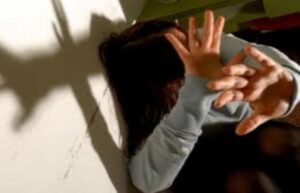 Rompe il naso alla compagna col figlio in braccio