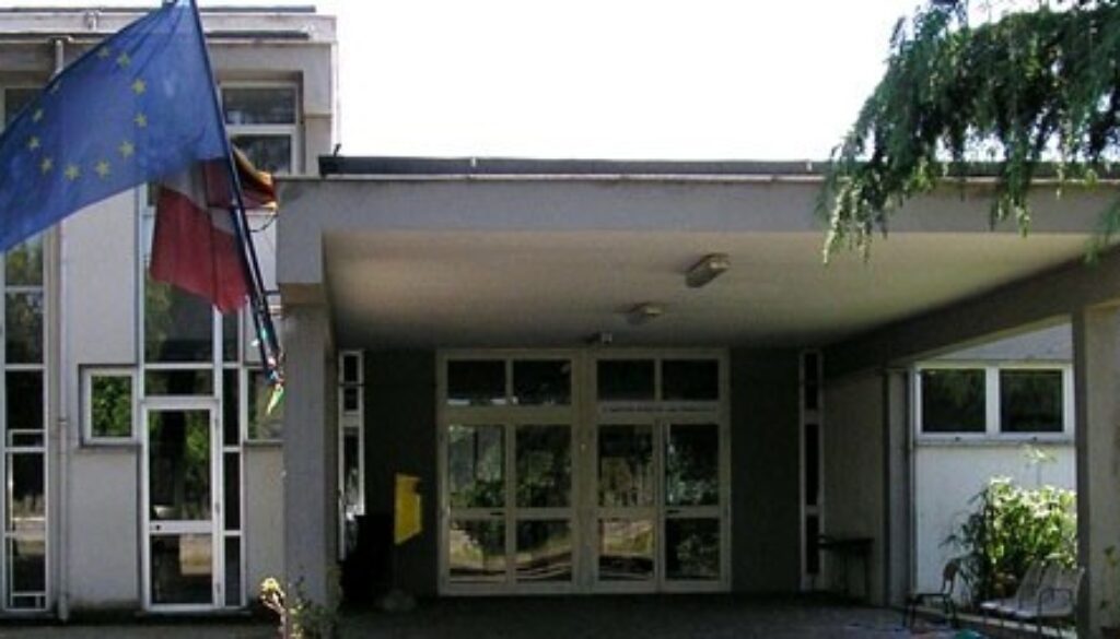 Ruba di notte in una scuola a Spinaceto