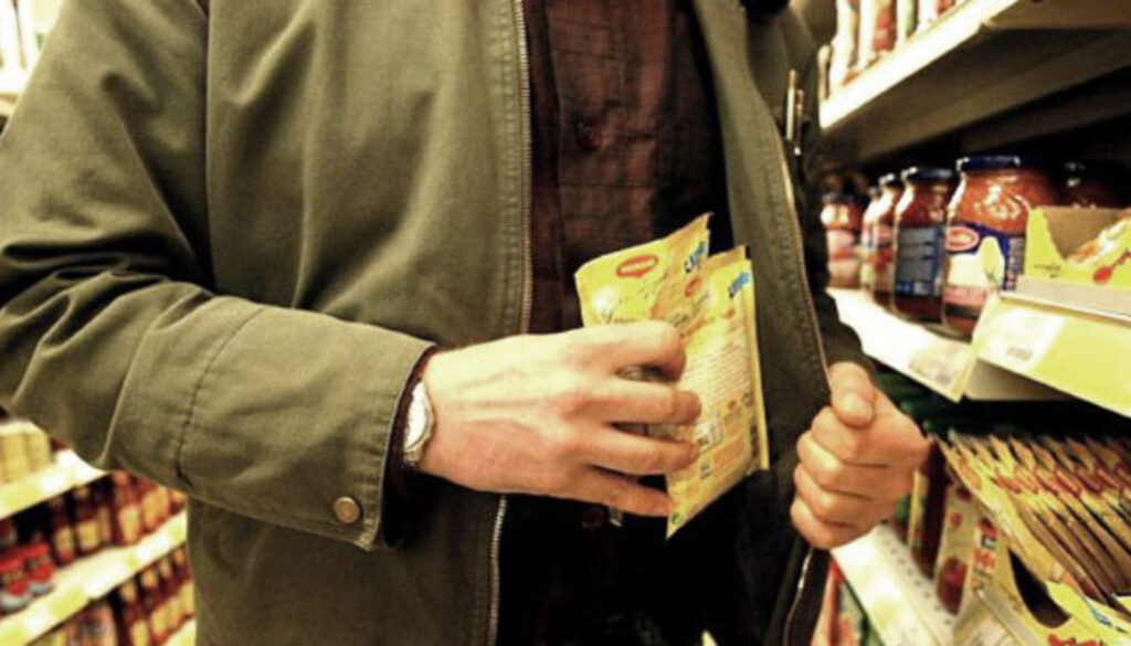 Ruba in un supermercato di via Aurelia