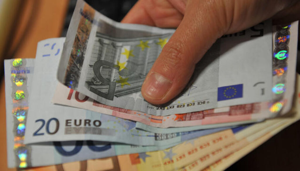 Ruba mentre fa le pulizie in un ufficio ai Parioli
