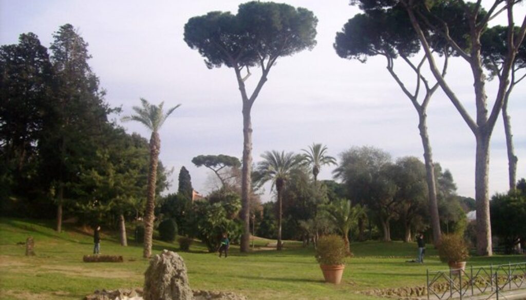 Rubano una borsa nel parco di Villa Torlonia