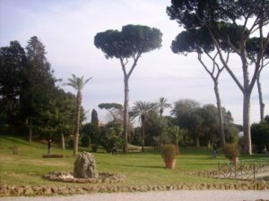 Rubano una borsa nel parco di Villa Torlonia