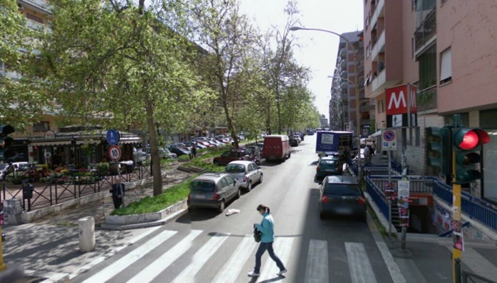 Rubano uno smartphone vicino a Metro Giulio Agricola