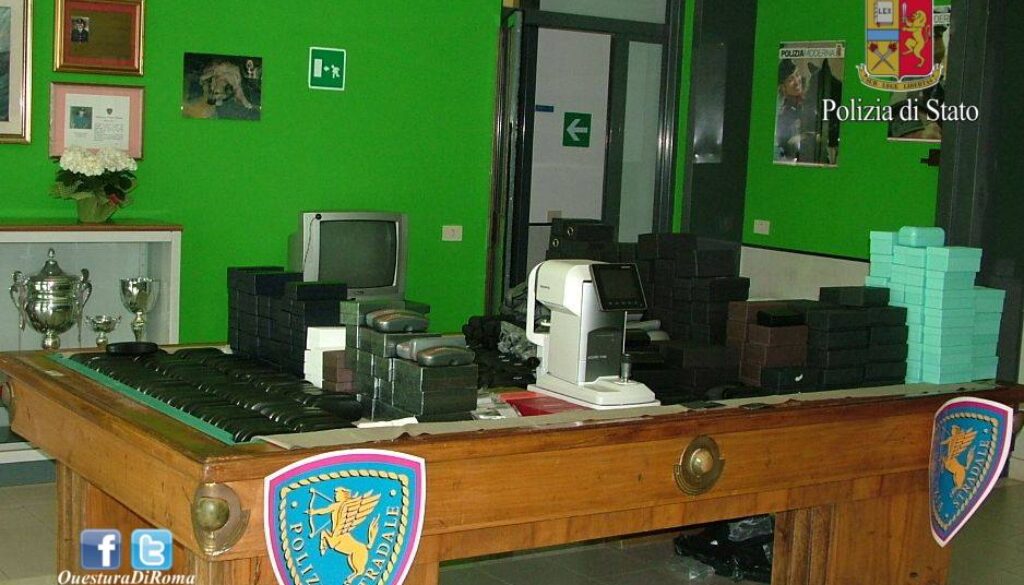 Scambiano custodie di occhiali rubate sull'A1