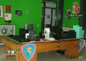 Scambiano custodie di occhiali rubate sull'A1