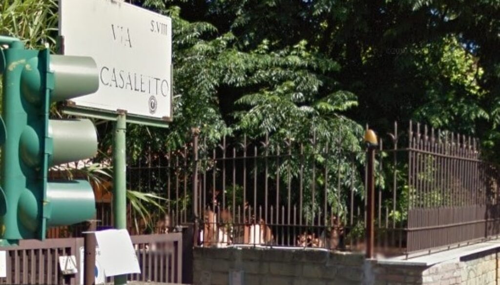 Sfondano un muro per rubare in un box auto