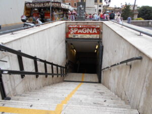 Si lega a un vagone della Metro
