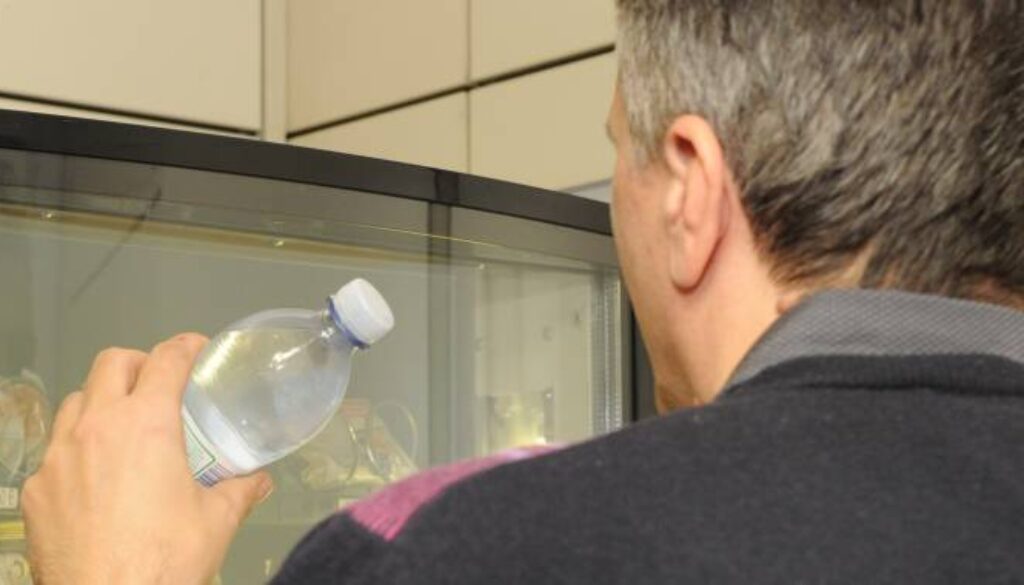 Si sente male dopo aver bevuto acqua