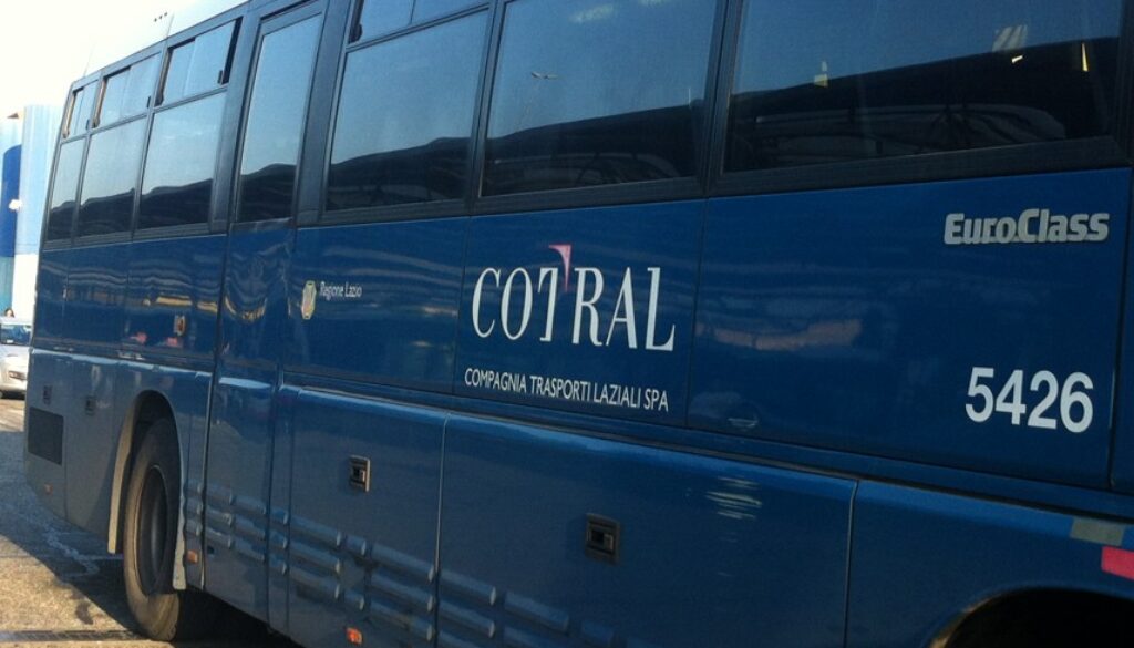 Si stacca pannello in un bus Cotral