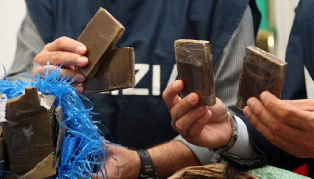 Spacciano hashish a Trastevere