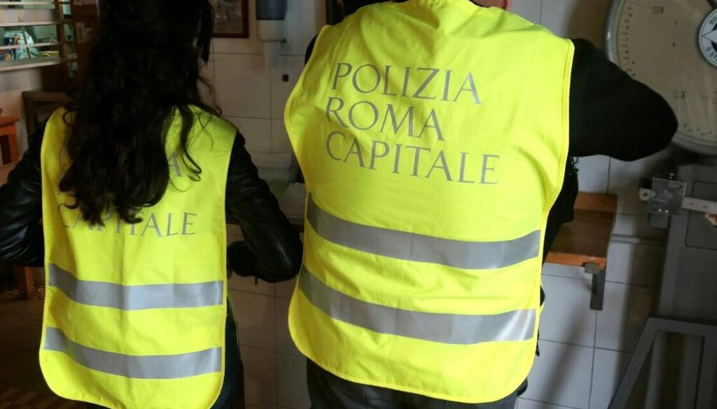 Sporcizia e blatte in un ristorante a Trastevere