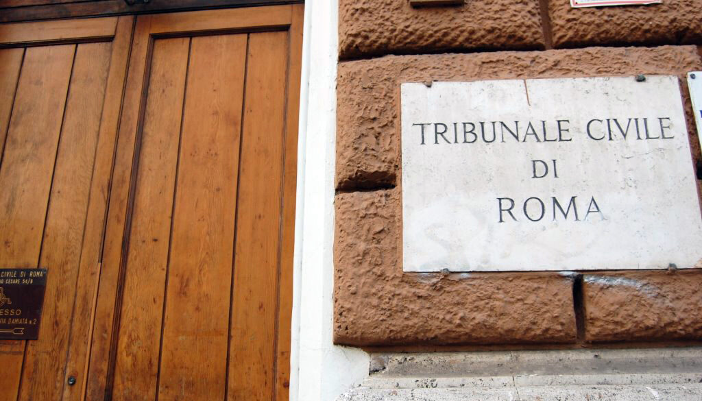 Tenta di darsi fuoco durante un'udienza