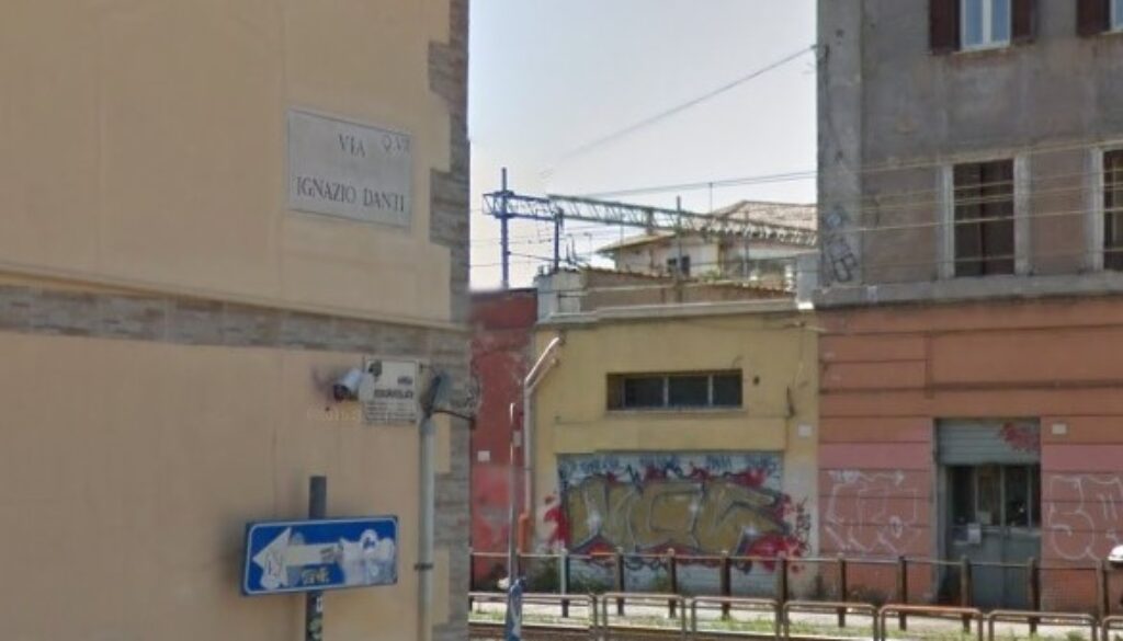 Travolgono un'auto dopo un furto sulla Casilina