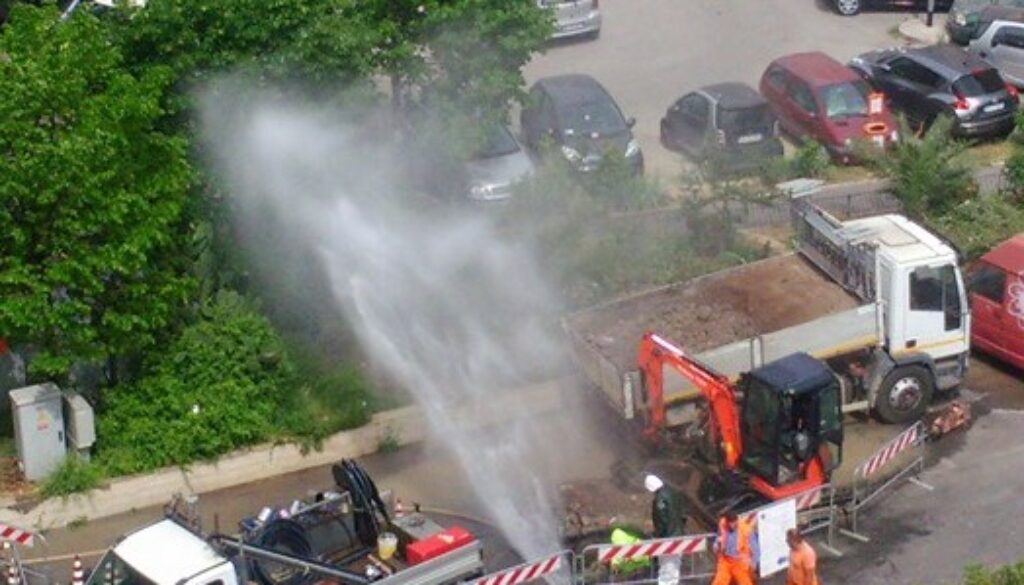 Tubatura rotta in un cantiere alla Magliana