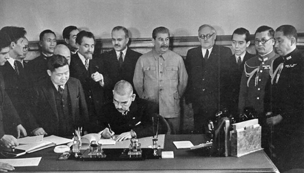 URSS e Giappone firmano patto di non aggressione