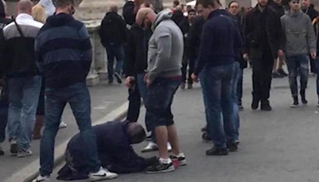 Urinarono su mendicante
