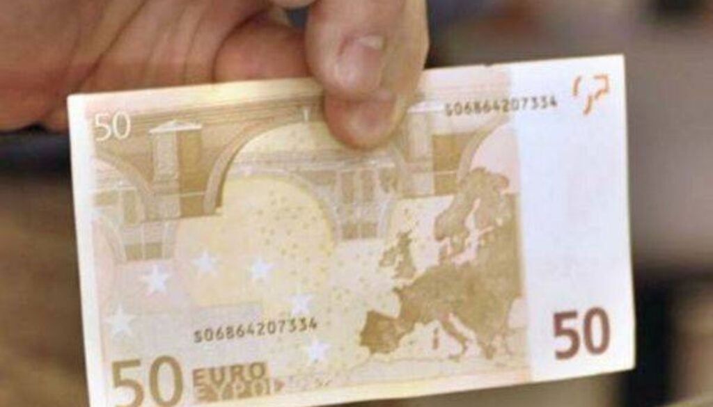 Usano soldi falsi in un'edicola a Tor di Quinto