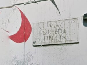 Venditori e parcheggiatori abusivi