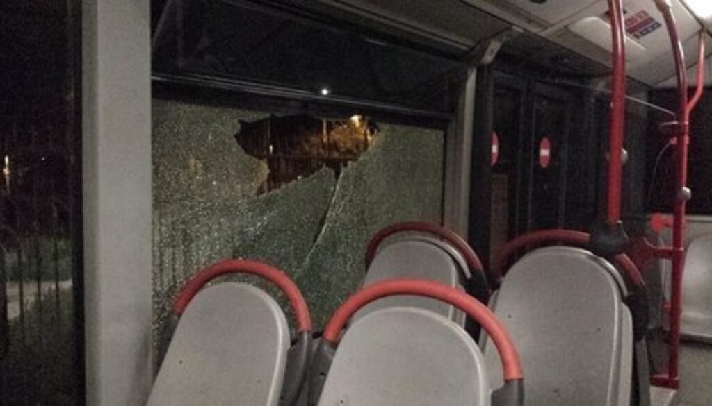 Vetro spaccato da una bottiglia sul bus 88